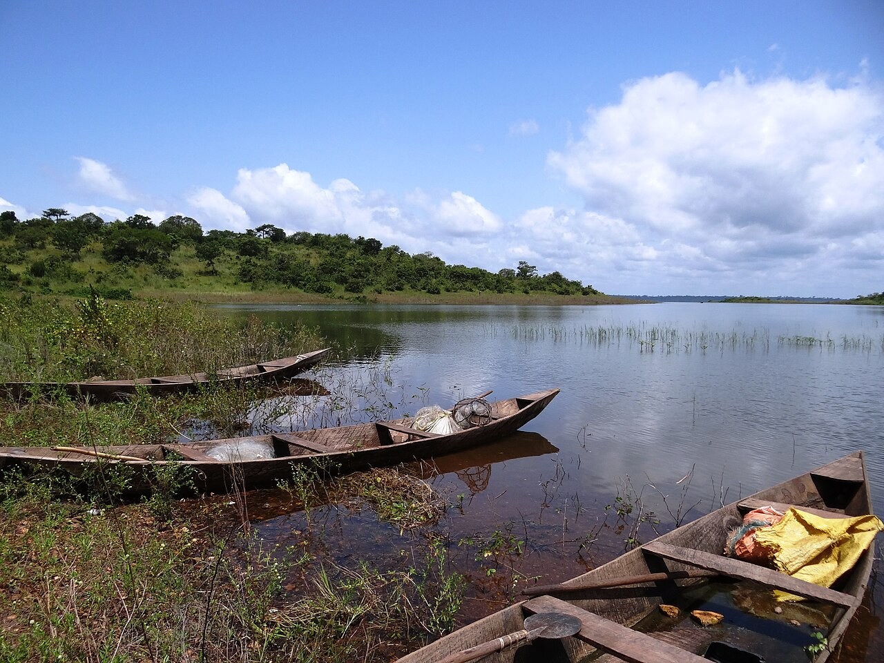 Fishing boats on Lake Kossou, Côte d’Ivoire. Context photograph; this is not the Torla dam.