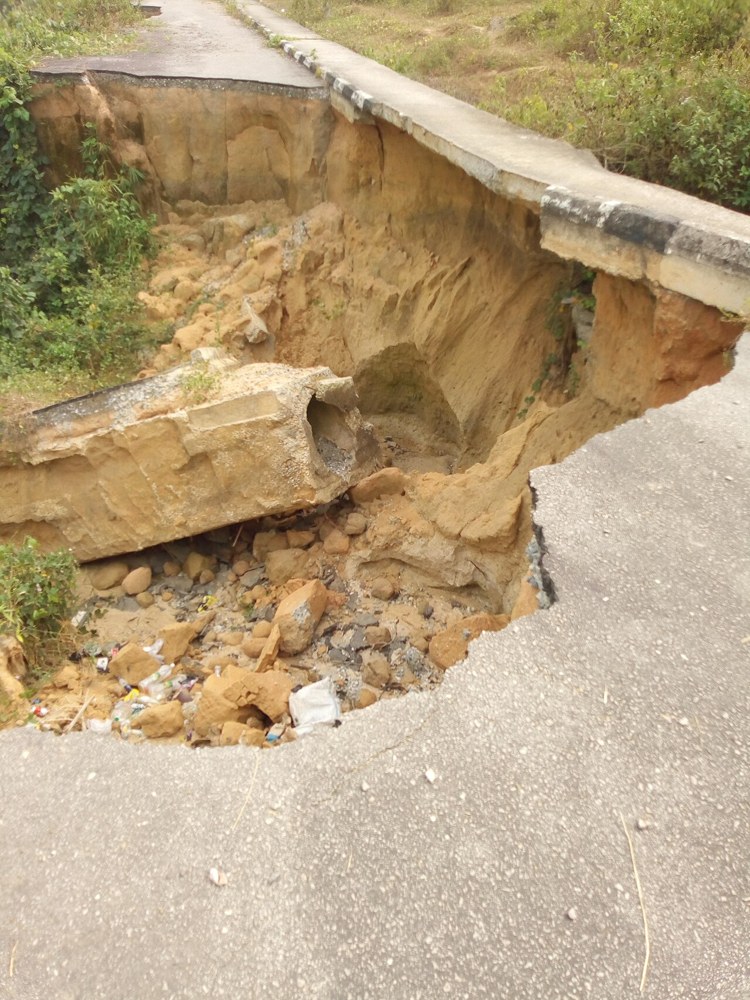 Gully erosion at Ikot Effangha in Calabar. File illustration of land degradation, not an ACReSAL project verified in this report.