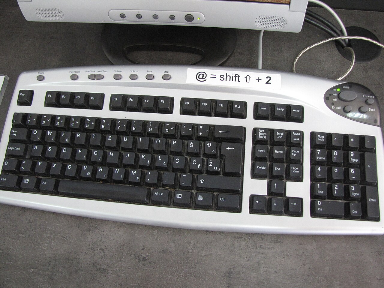 A Croatian-layout computer keyboard. File illustration of digital office work, not an FCSC system.